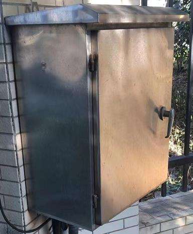 找产品：防水箱（如图）