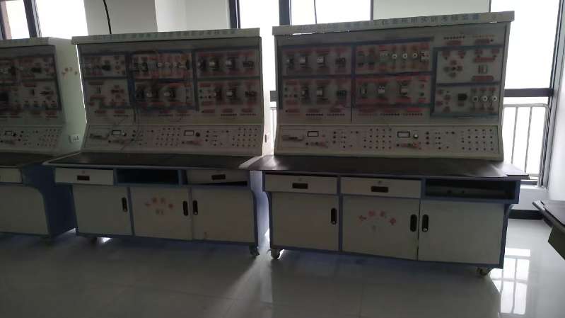 找产品：电工桌子