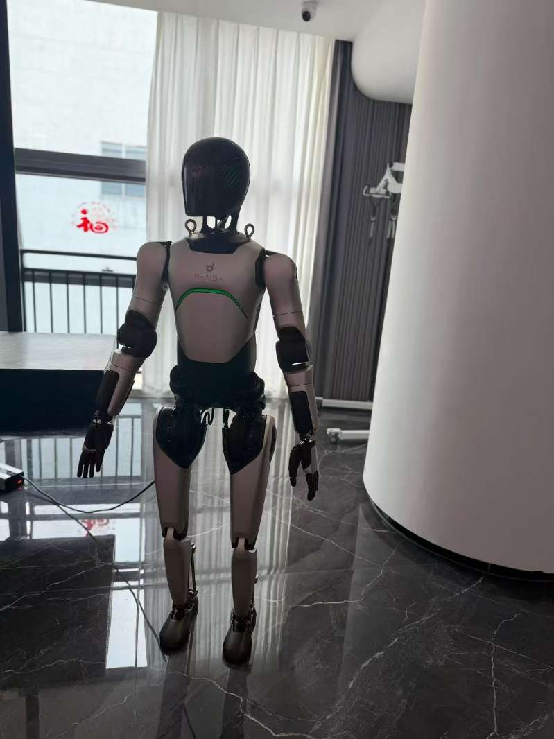找产品：迎宾机器人